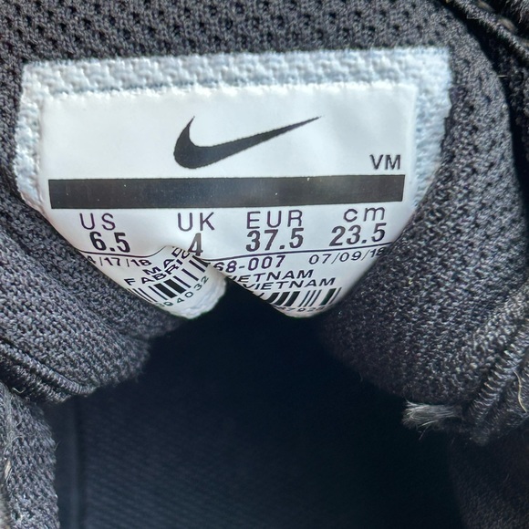 Nike Air Max Axis Women’s Black & Metallic Gold Running Athletic Shoes Size 6.5 - Picture 5 of 8